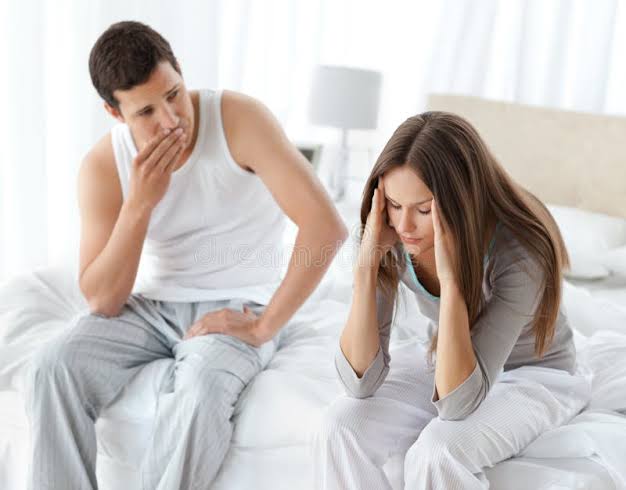 1. Iako ste ti i tvoj partner godinama zajedno i dalje ne možeš dovoljno da se opustiš ili osećaš bol, zbog koje si napeta tokom intimnog odnosa. I zato imaš izgovore da te boli glava, stomak, da si umorna...i sve što ti u tom trenutku padne na pamet.